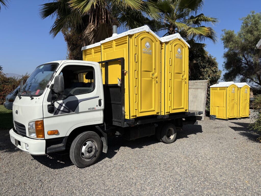 Camión de transporte Agrosan con baños químicos para arriendo en Melipilla.